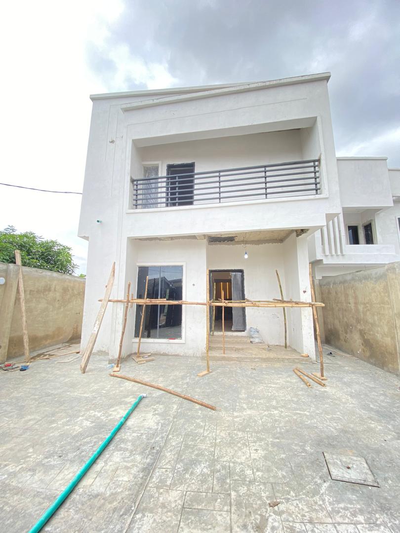 4 BEDROOM DUPLEX WITH AN ATTACHED BQ